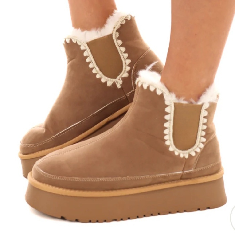 CCOCCI Fur-lined Platform Boot With Crochet Stitching - Picture 6 of 6